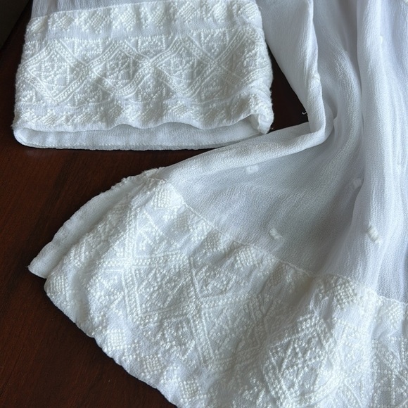 Summer sheer 3/4 sleeve Chicos Size 2 Embroidery overlay Vneck summer top - Picture 8 of 15